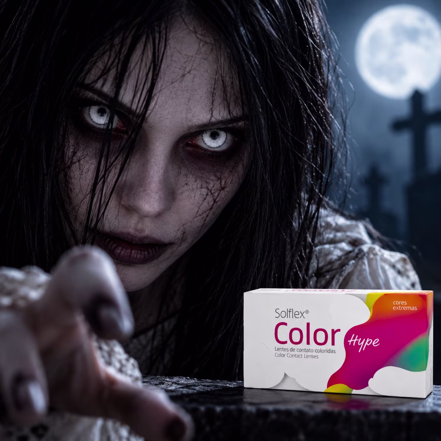 Caracterização de terror com lentes Solflex Color Hype brancas